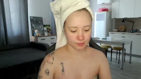 _lalune_ online show from May 5, 2026, 7:27 am