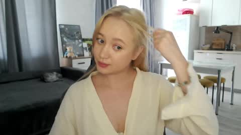_lalune_ online show from May 8, 2026, 5:13 am
