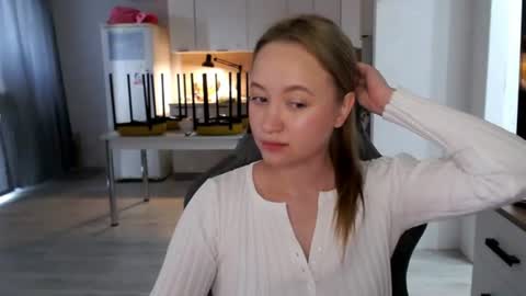 _lalune_ online show from June 23, 2026, 12:47 pm