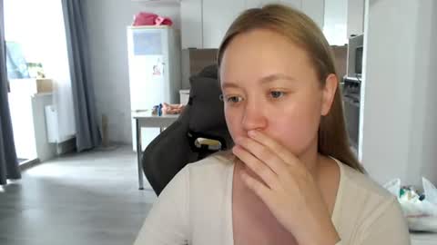 _lalune_ online show from June 25, 2026, 9:36 am