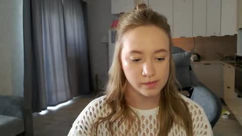 _lalune_ online show from June 28, 2026, 10:32 am