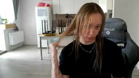_lalune_ online show from July 1, 2026, 9:22 am