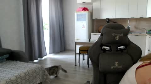 _lalune_ online show from July 24, 2026, 8:12 am