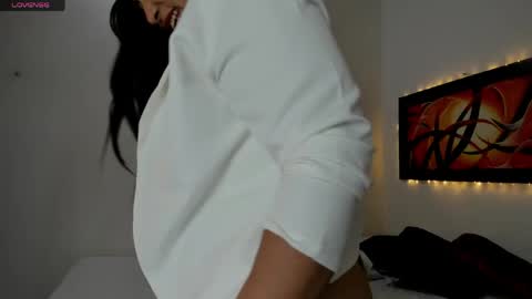 Lauralove online show from May 6, 2026, 11:32 pm