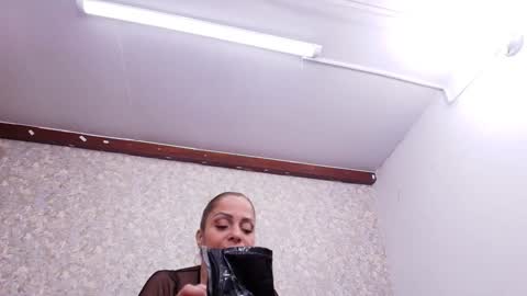 Snapshot of _luna_caliente chatting on February 7, 2025, 3:01 am Luna online show from February 7, 2025, 3:01 am