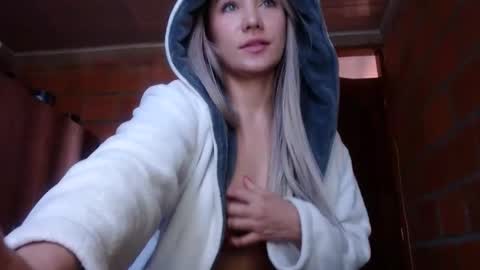 _lunablondie_ online show from January 15, 2025, 3:29 pm