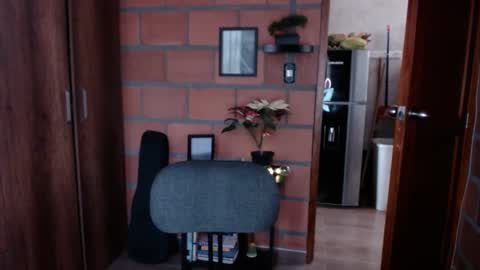 _lunablondie_ online show from February 6, 2025, 2:37 pm