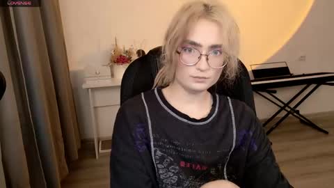 _meow_neko_ online show from May 4, 2026, 5:58 am