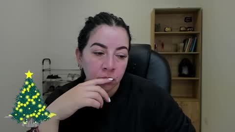 _miss_coco_ online show from December 5, 2024, 2:11 pm