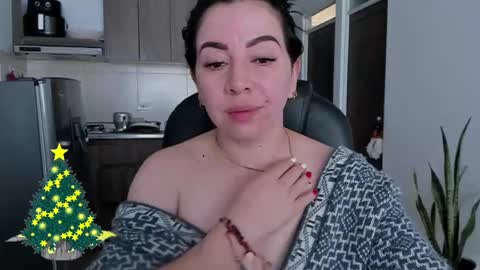 _miss_coco_ online show from December 6, 2024, 6:06 pm