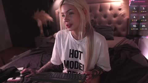 Snapshot of _miumiu_ chatting on February 20, 2025, 3:23 am Sasha online show from February 20, 2025, 3:23 am