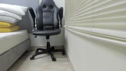 _molly_rosse_ online show from April 23, 2026, 12:04 pm