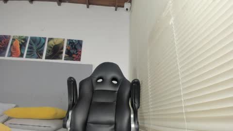 _molly_rosse_ online show from May 5, 2026, 12:02 pm