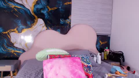 Luna online show from May 12, 2026, 3:03 am