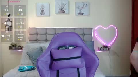 _naomi_s online show from June 14, 2026, 1:46 pm