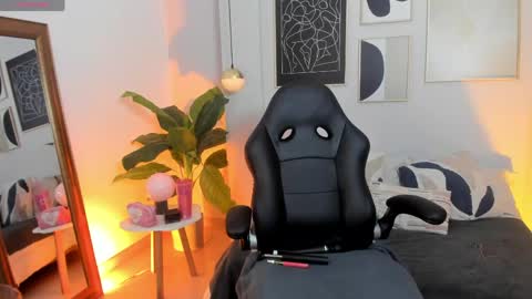 _nicoletteshea_ online show from June 8, 2026, 8:31 pm
