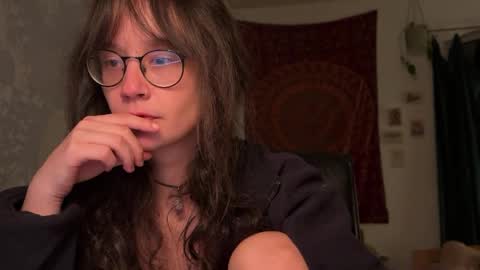 Mila online show from April 5, 2026, 9:45 pm