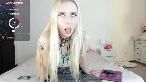 Pinky online show from September 15, 2025, 9:04 pm