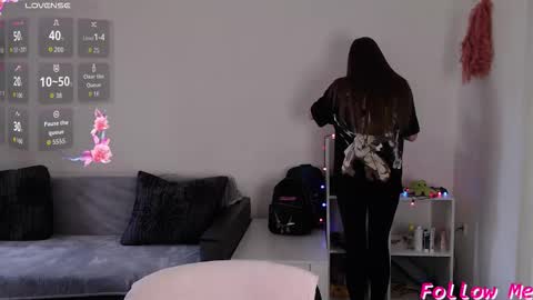 Snapshot of _pinkypie__ chatting on October 15, 2025, 9:42 am Lili online show from October 15, 2025, 9:42 am