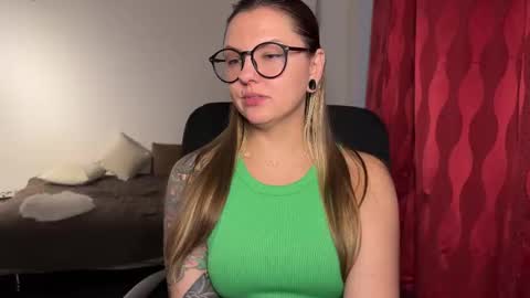  HADLY today day-off see u online 0112  online show from September 29, 2025, 4:01 pm