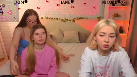 Snapshot of _ramune_ chatting on April 12, 2026, 8:14 pm Merlizz Eva Jane Mila Nicole left to right online show from April 12, 2026, 8:14 pm