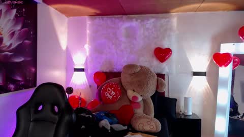 _sharlotte777 online show from February 18, 2025, 7:19 pm