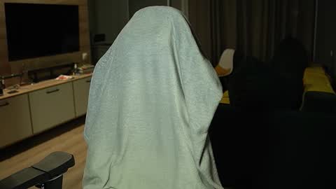 OLIVERpvt is open online show from January 13, 2026, 4:07 am