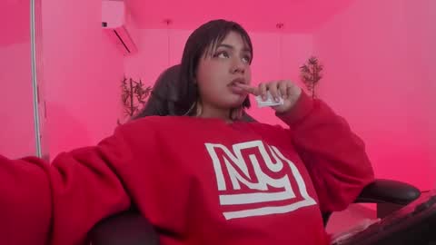 Snapshot of _sowy_venus_ chatting on December 16, 2024, 8:20 am V E N U S online show from December 16, 2024, 8:20 am