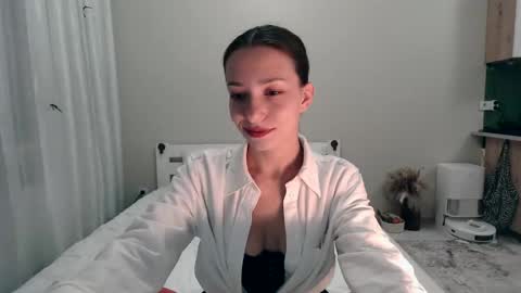 Mia online show from November 30, 2025, 7:51 pm