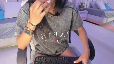 Snapshot of _tinyrousse_ chatting on October 11, 2025, 7:01 pm Rousse  online show from October 11, 2025, 7:01 pm