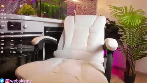 Snapshot of _top_skinny chatting on September 22, 2025, 6:59 am Julia online show from September 22, 2025, 6:59 am