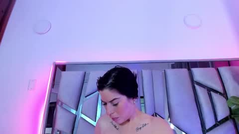 _valeria_saenz_ online show from October 6, 2025, 2:20 am