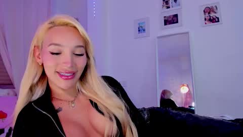 Snapshot of _viioletweekend_ chatting on January 31, 2026, 8:51 pm online show from January 31, 2026, 8:51 pm