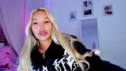 Snapshot of _viioletweekend_ chatting on February 16, 2026, 8:49 pm online show from February 16, 2026, 8:49 pm