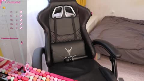 Snapshot of _viv1an_ chatting on October 7, 2025, 7:27 am Alis online show from October 7, 2025, 7:27 am