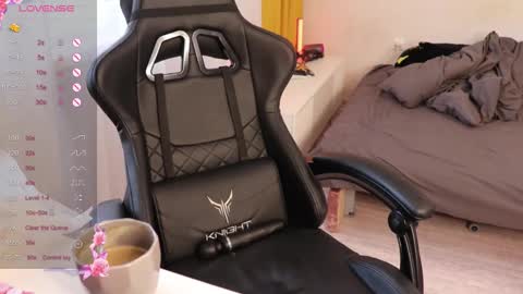 Snapshot of _viv1an_ chatting on October 8, 2025, 7:39 am Alis online show from October 8, 2025, 7:39 am