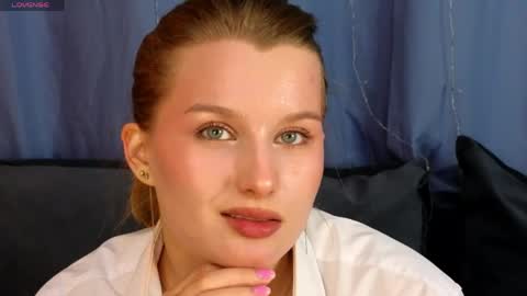 _watchmesmile_ online show from April 26, 2026, 3:48 am