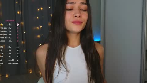 Snapshot of a_p_p_l_e chatting on December 11, 2024, 10:58 am Mila and Jess online show from December 11, 2024, 10:58 am