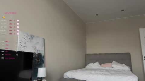 Snapshot of a_p_p_l_e chatting on October 21, 2025, 8:37 am Mila and Jess online show from October 21, 2025, 8:37 am