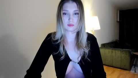 Snapshot of aalliyahh chatting on January 17, 2025, 8:22 pm Fren online show from January 17, 2025, 8:22 pm