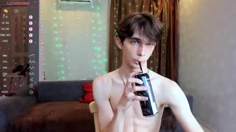 Snapshot of aaron_bang chatting on June 18, 2026, 6:12 pm Aaron Bang online show from June 18, 2026, 6:12 pm
