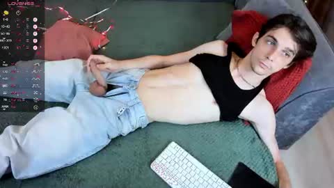 Snapshot of aaron_bang chatting on July 9, 2026, 11:42 pm Aaron Bang online show from July 9, 2026, 11:42 pm