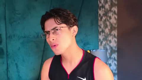 Snapshot of aaron_eze chatting on May 5, 2026, 2:14 pm Aaron Ezequiel online show from May 5, 2026, 2:14 pm