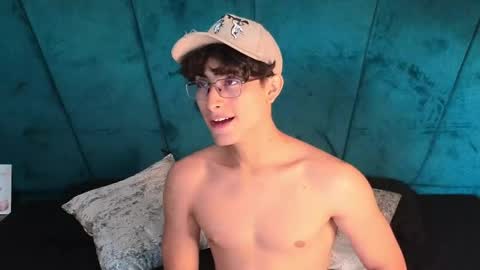 Snapshot of aaron_eze chatting on May 6, 2026, 2:00 pm Aaron Ezequiel online show from May 6, 2026, 2:00 pm
