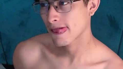 Snapshot of aaron_eze chatting on May 8, 2026, 2:33 pm Aaron Ezequiel online show from May 8, 2026, 2:33 pm