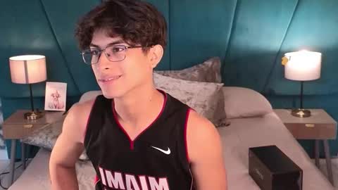 Snapshot of aaron_eze chatting on May 16, 2026, 12:37 pm Aaron Ezequiel online show from May 16, 2026, 12:37 pm