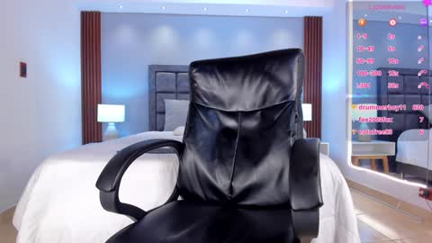 Snapshot of aaron_whitee chatting on December 13, 2024, 3:38 am Aaron online show from December 13, 2024, 3:38 am