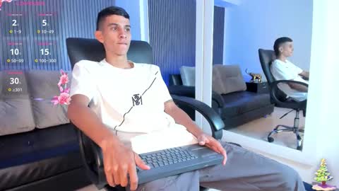 Snapshot of aaron_whitee chatting on December 19, 2025, 11:06 am Aaron online show from December 19, 2025, 11:06 am