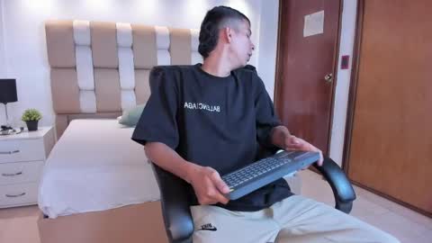 Aaron online show from April 11, 2026, 8:02 pm