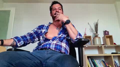 Snapshot of aaronbomer chatting on May 4, 2026, 7:04 am Aaron online show from May 4, 2026, 7:04 am